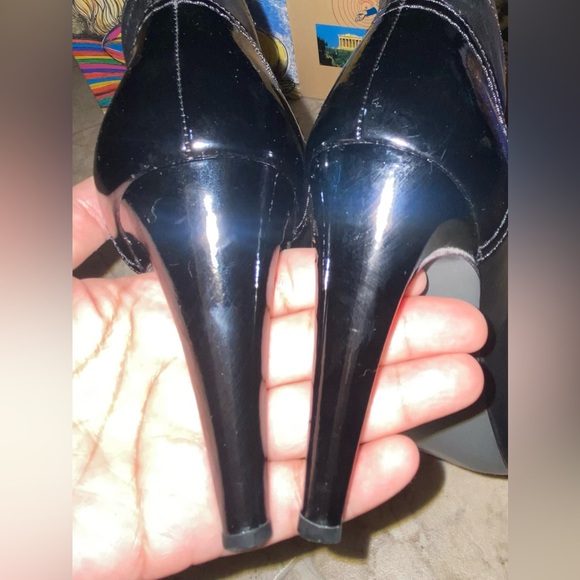 Via Spiga Slip-on ankle booties with patent leather accents. Size 6 - Picture 9 of 14